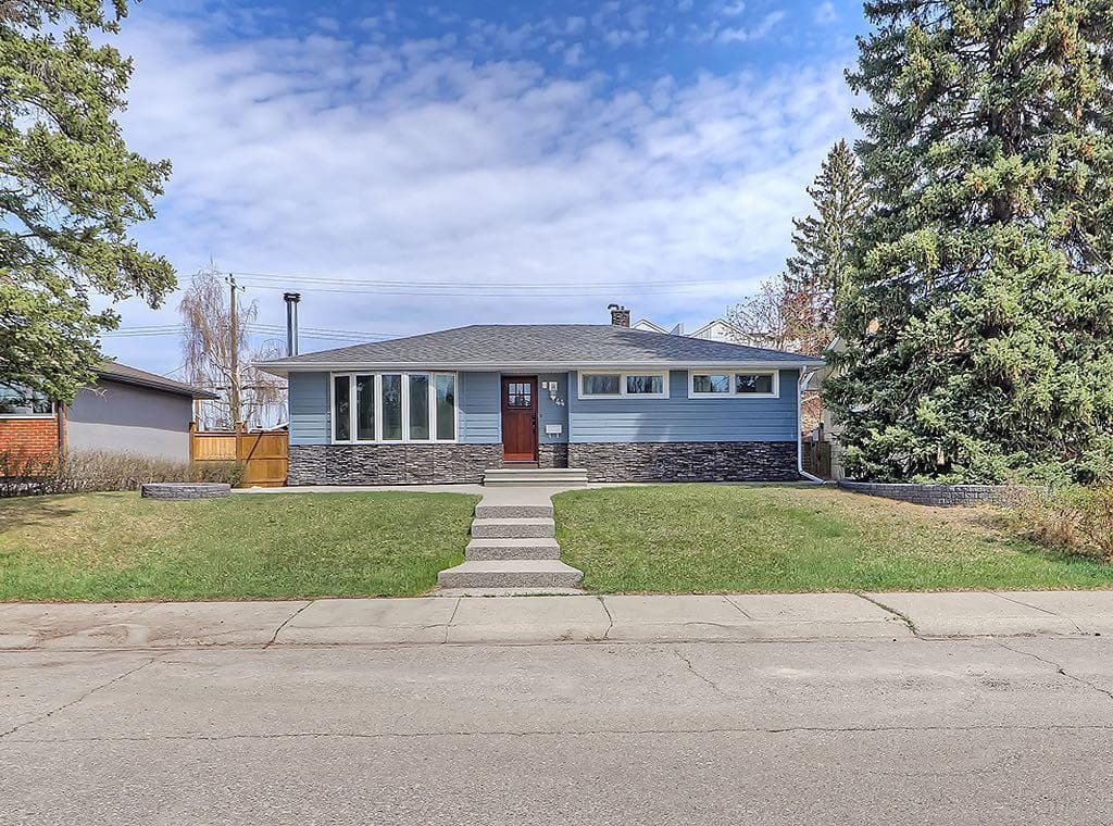 44 Granlea Place SW, Calgary — Photo 1