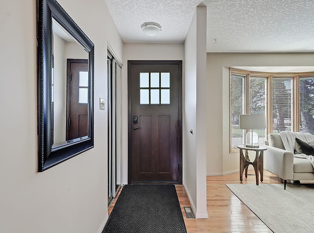 44 Granlea Place SW, Calgary — Photo 2