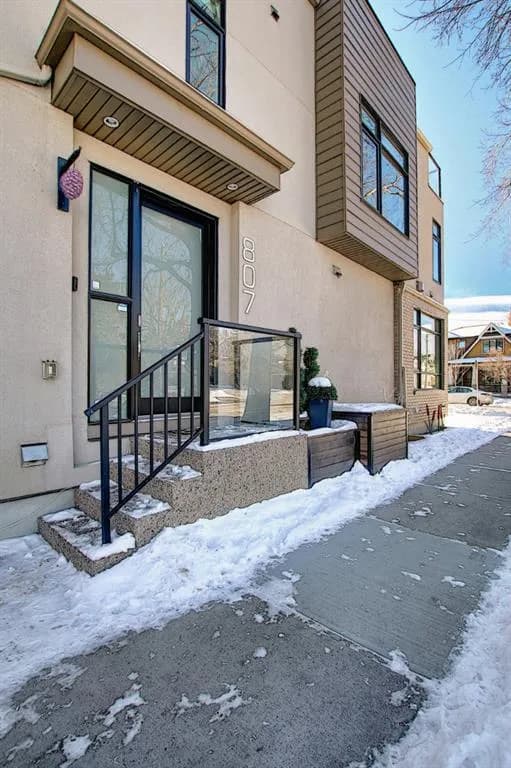 807 4 Avenue NE, Calgary